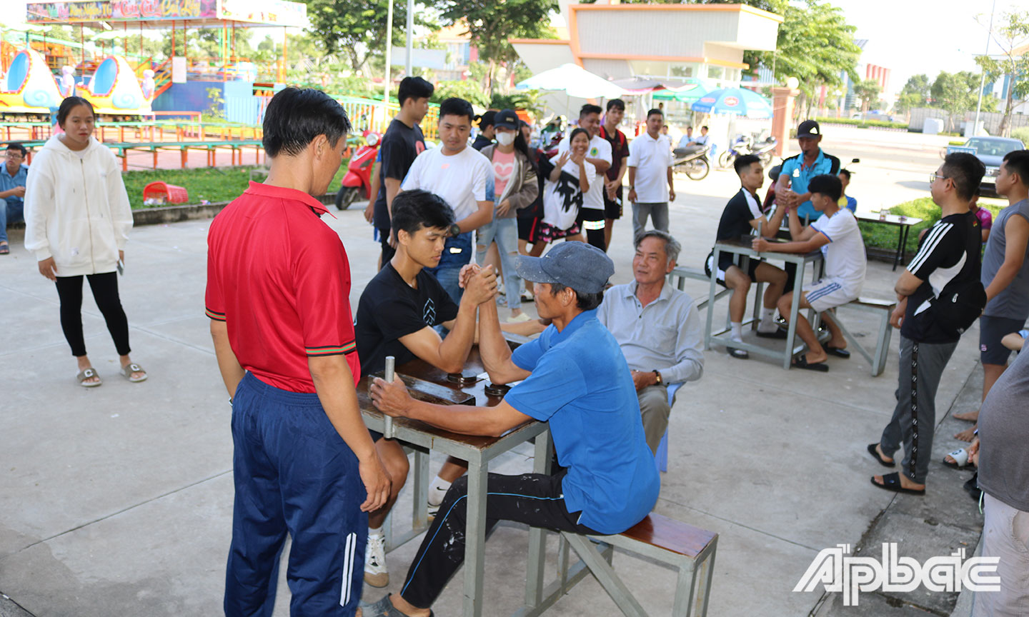  Phong trào luyện tập thể dục thể thao của huyện Cai Lậy thu hút mọi lứa tuổi tham gia. 