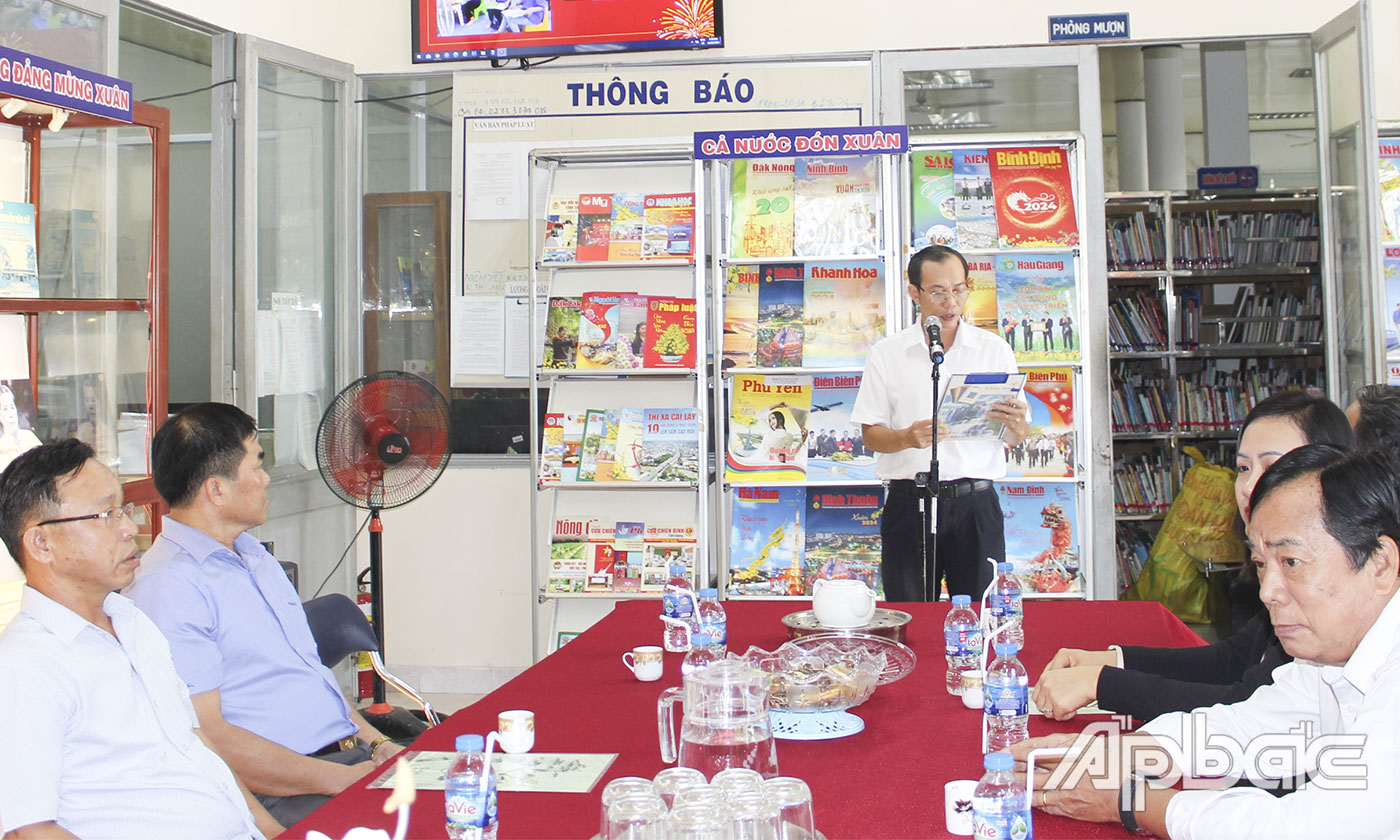 Giám đốc Thư viện tỉnh Võ Nam Phước phát biểu khai mạc.