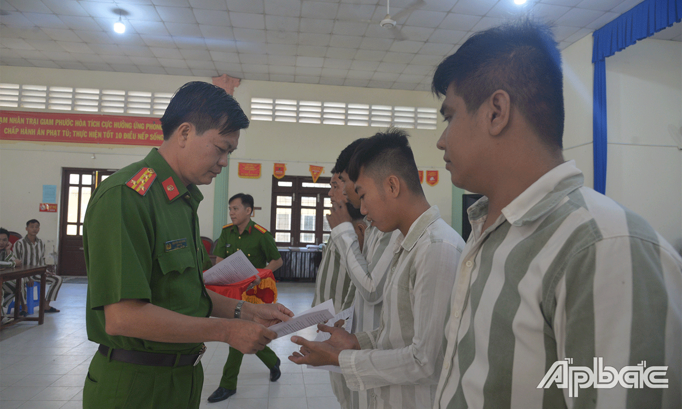 Đại tá Nguyễn Văn Đông, Giám thị trại giam Phước Hoà trao quyết định giảm hết thời hạn chấp hành án phạt tù cho phạm nhân.
