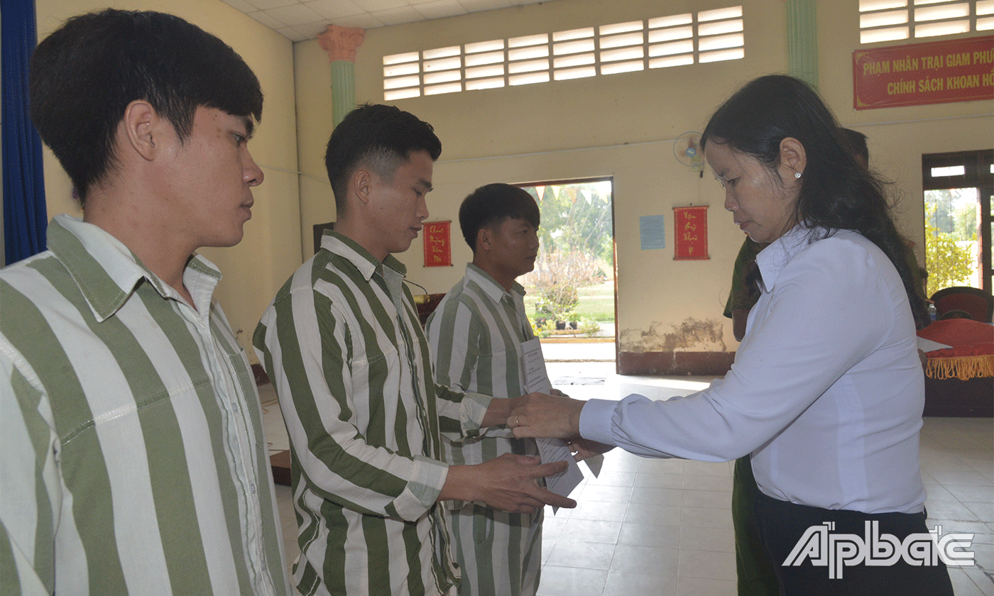 Phó Chánh án Toà án nhân dân tỉnh Tiền Giang Hoàng Thị Thơ trao quyết định giảm hết thời hạn chấp hành án phạt tù cho các phạm nhân.