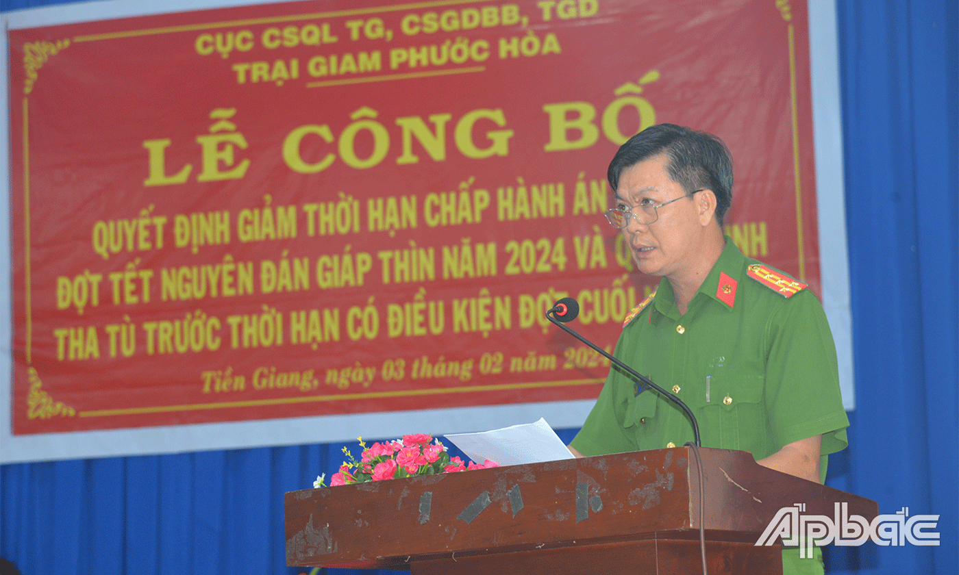Giám thị Trại giam Phước Hoà Nguyễn Văn Đông phát biểu tại lễ công bố các quyết định.