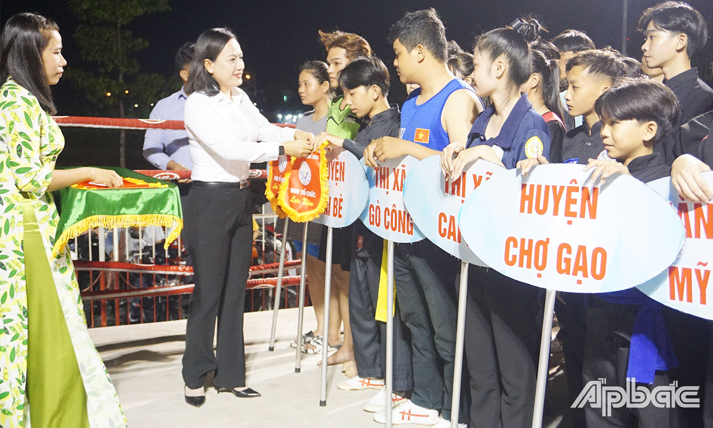 Phó Giám đốc Sở Văn Văn hoá, Thể thao và Du lịch tỉnh Nguyễn Thị Kim Chi trao Cờ lưu niệm cho các đơn vị tham dự