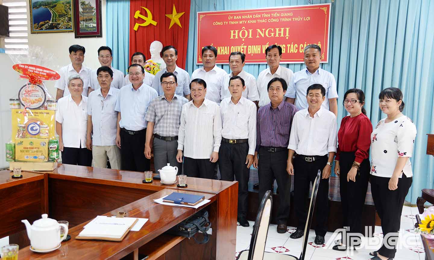 Đồng chí Phạm Văn Trọng chúc tết và tặng quà tập thể công nhân viên Công ty TNHH MTV Công trình thủy lợi tỉnh Tiền Giang.
