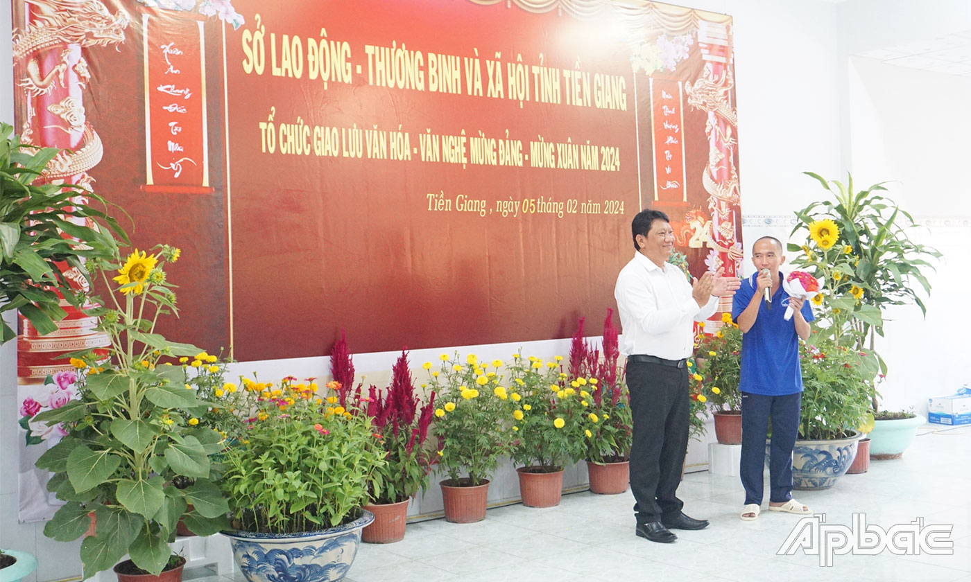 Giám đốc Cơ sở Cai nghiện ma tuý Nguyễn Văn Nâu tặng hoa cho học viên cơ sở 