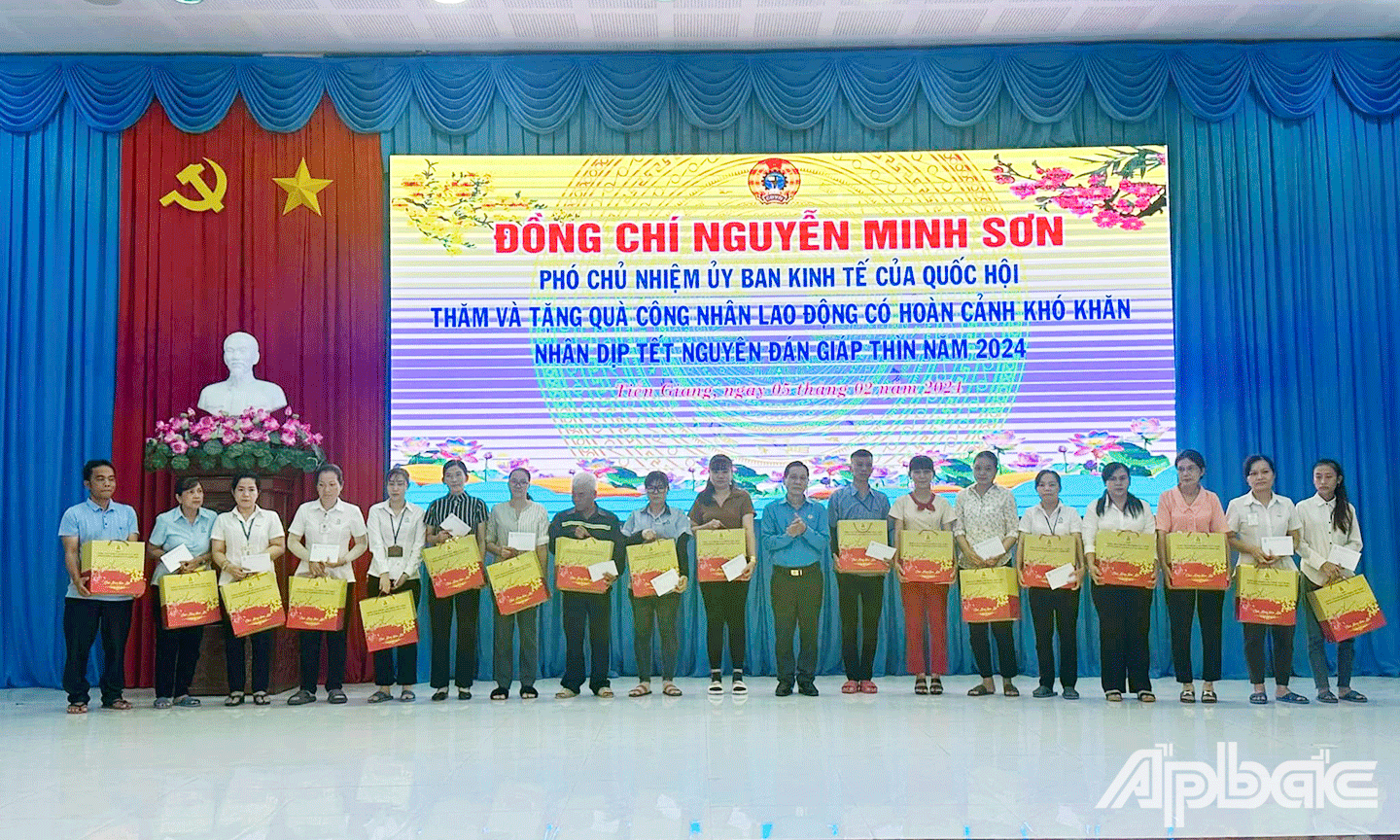 Đồng chí Lê Minh Hùng Chủ tịch Liên đoàn Lao động tỉnh Tiền Giang tặng quà tết cho công nhân lao động 