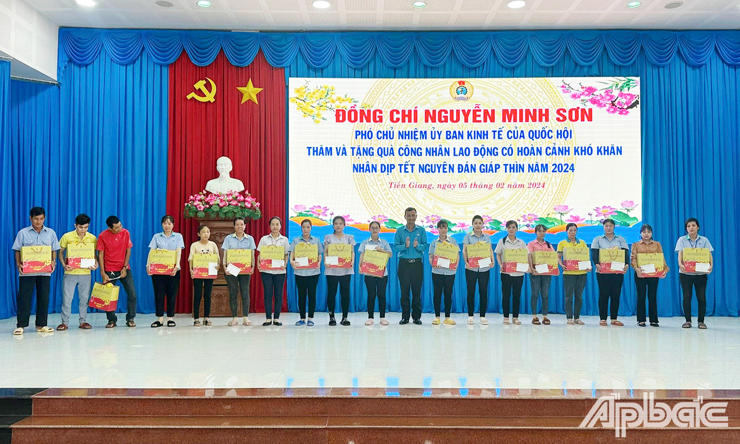 Đồng chí Hoàng Khắc Tinh Phó Chủ tịch Thường trực Liên đoàn Lao động tỉnh Tiền Giang tặng quà tết cho công nhân lao động