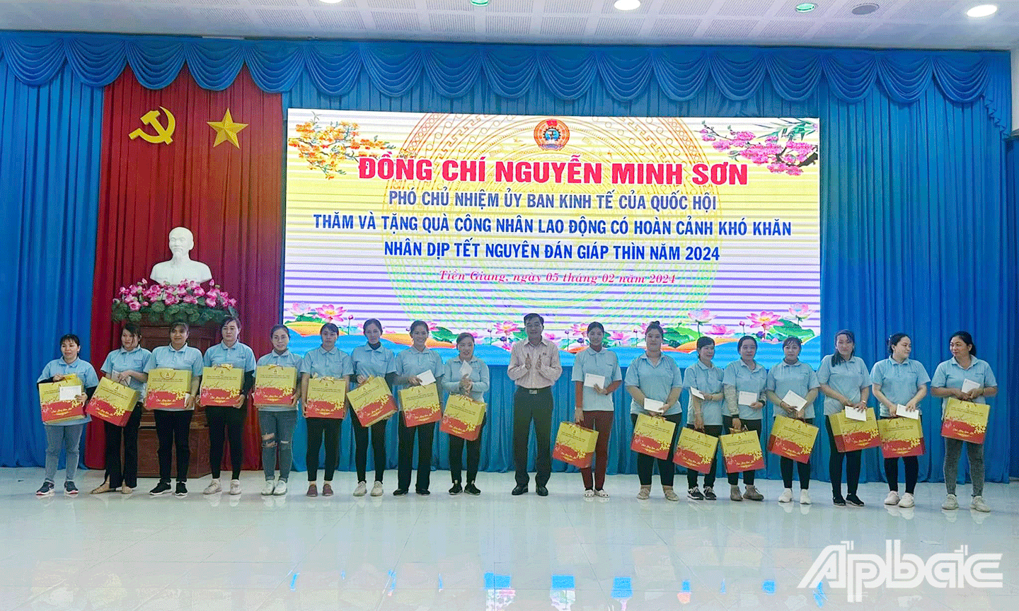 Đồng chí Nguyễn Minh Sơn Phó Chủ nhiệm Ủy ban kinh tế của Quốc hội tặng quà tết cho công nhân lao động khó khăn