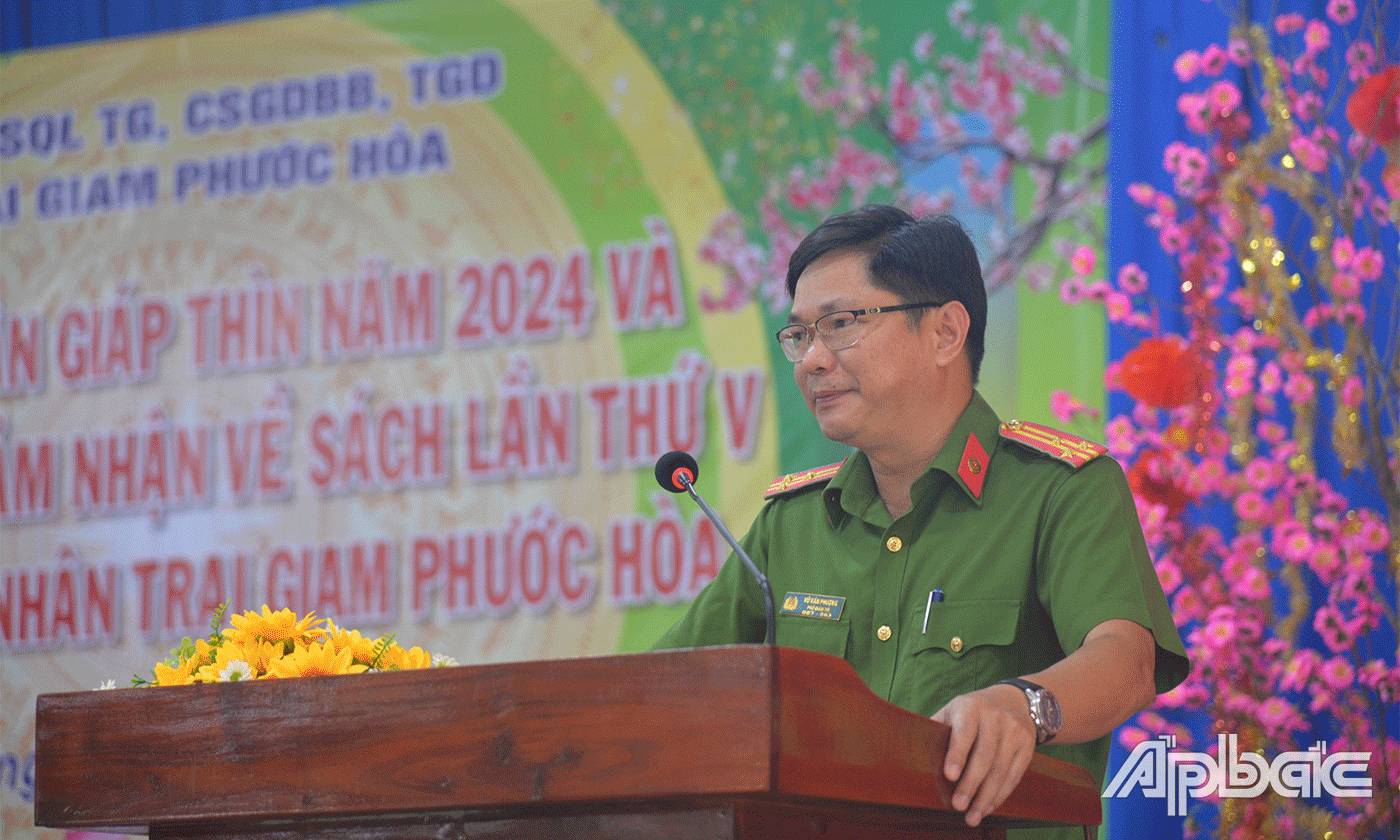 Phó Giám thị trại giam Phước Hoà Vũ Văn Phượng phát biểu hội báo xuân và hội thi.
