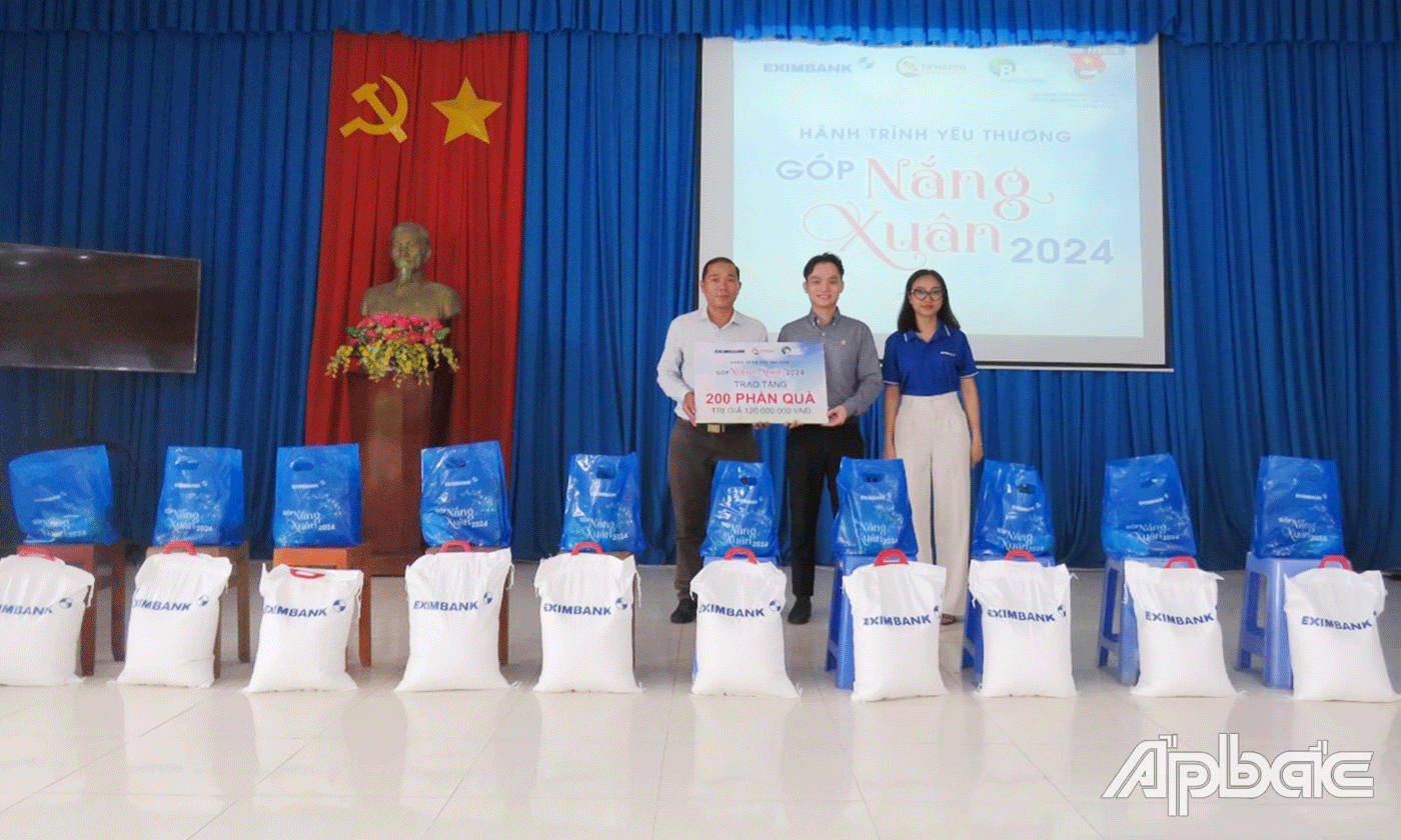 Ông Lê Thanh Tùng - Tổng Giám Đốc CTCP Dược Phẩm Tipharco và Đại diện Ngân hàng TMCP Xuất Nhập Khẩu Việt Nam (Eximbank) trao tặng 200 phần quà cho người dân có hoàn cảnh khó khăn.