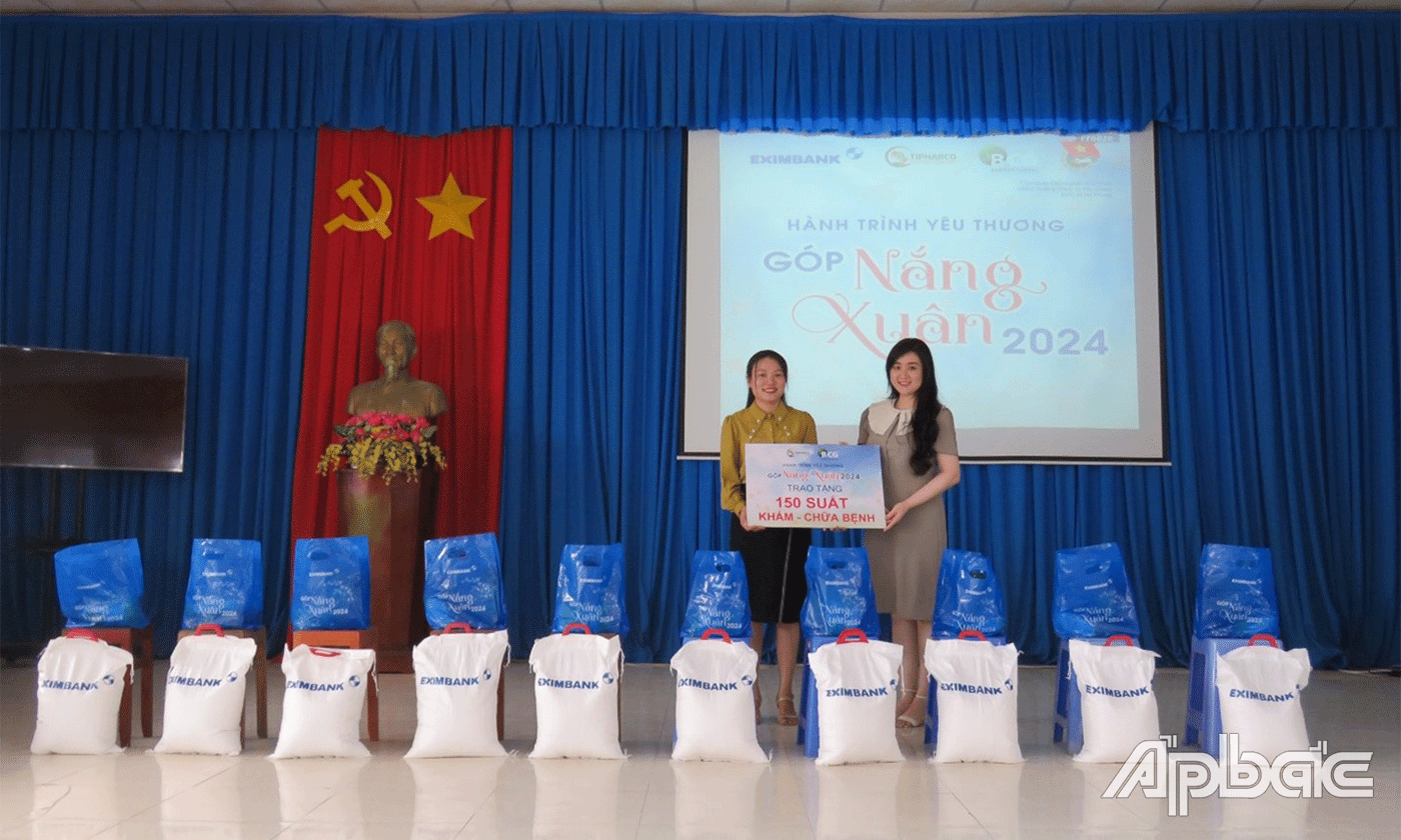 Bà Lý Thị Xuân Mai - Phó Tổng Giám Đốc CTCP Dược phẩm Tipharco trao tặng 150 suất khám, chữa bệnh miễn phí cho người dân xã Mỹ Phong.