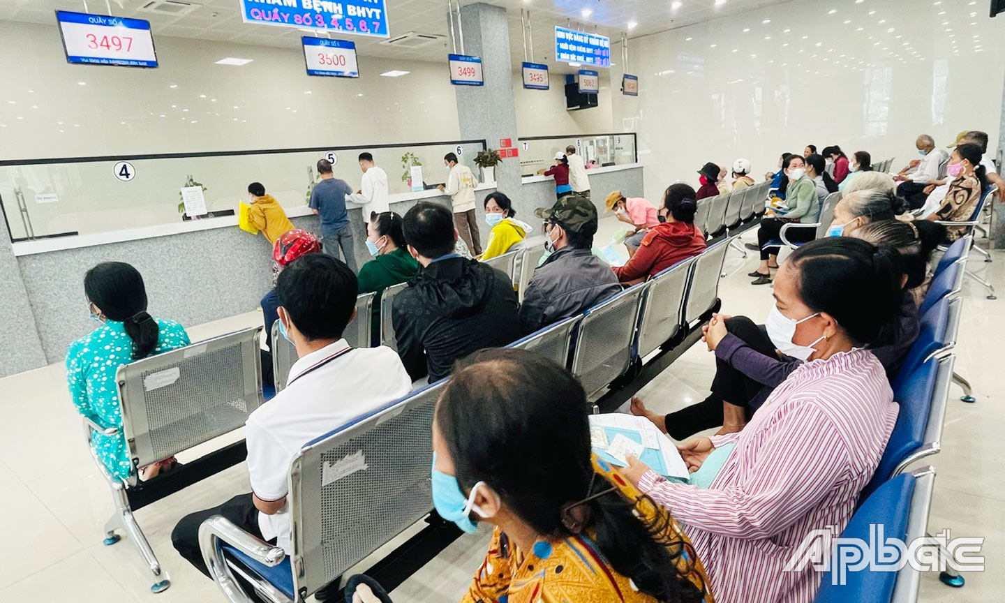 Người dân làm thủ tục khám chữa bệnh BHYT tại Bệnh viện đa khoa tỉnh Tiền Giang