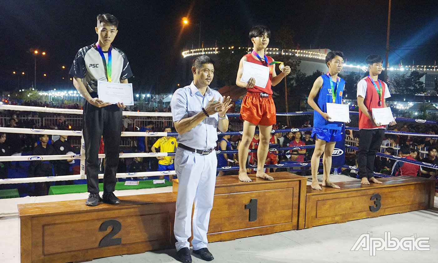 Ban tổ chức trao huy chương cho các vận động viên đạt thành tích cao ở thể loại quyền và đối kháng. 