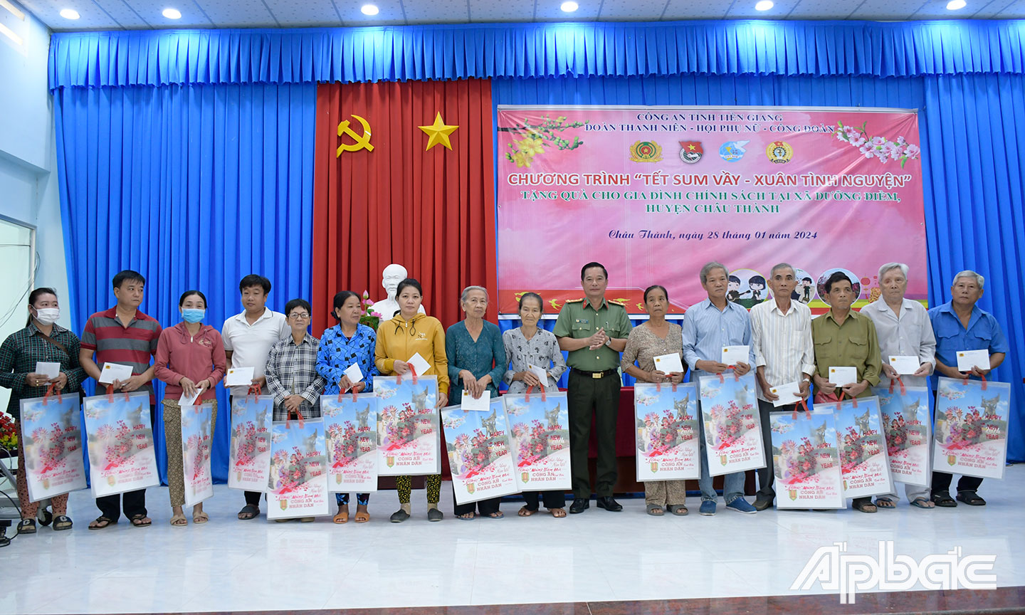 Chương trình “Tết sum vầy - Xuân tình nguyện” do Phòng Công tác Đảng và công tác chính trị phối hợp với UBND xã Dưỡng Điềm, huyện Châu Thành tổ chức.