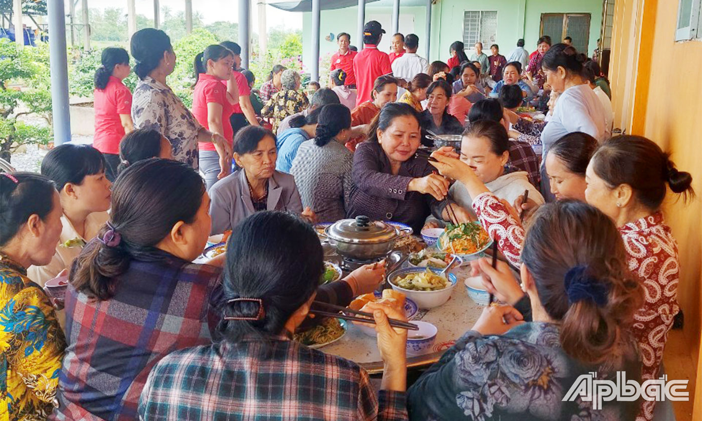 “Bữa ăn đoàn viên” cho hộ gia đình nghèo, khó khăn