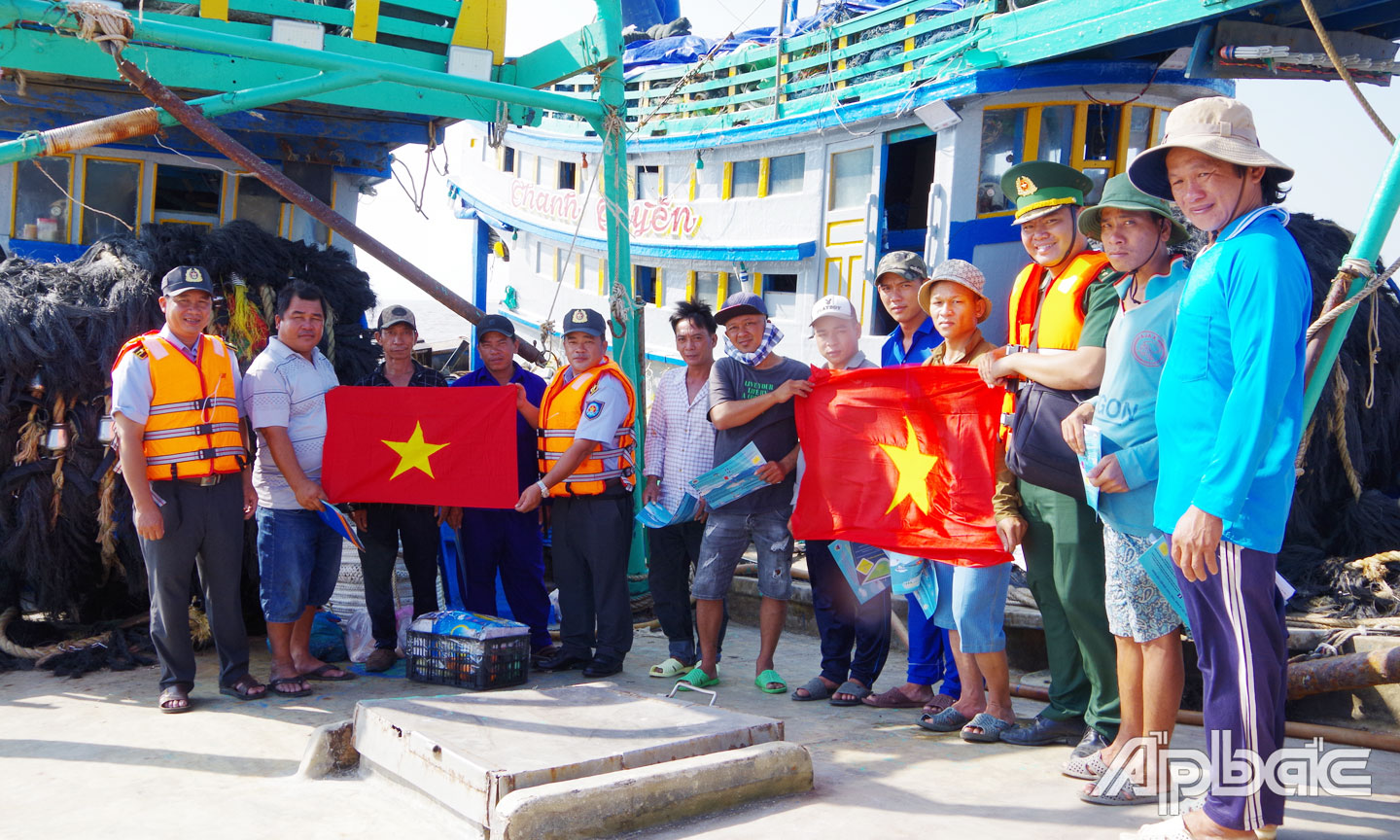  BĐBP tỉnh và Chi cục Thủy sản tỉnh tặng cờ Tổ quốc, động viên ngư dân  vươn khơi bám biển.
