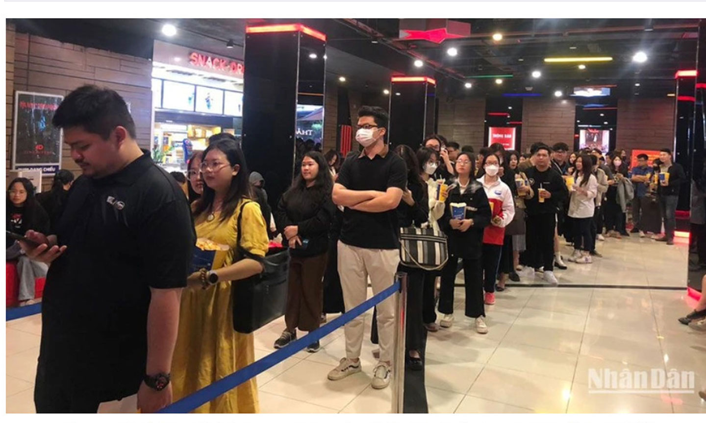 Dòng người xếp hàng dài đợi vào rạp tại Trung tâm Chiếu phim Quốc gia ngày 20/2. (Ảnh: ANH VŨ)