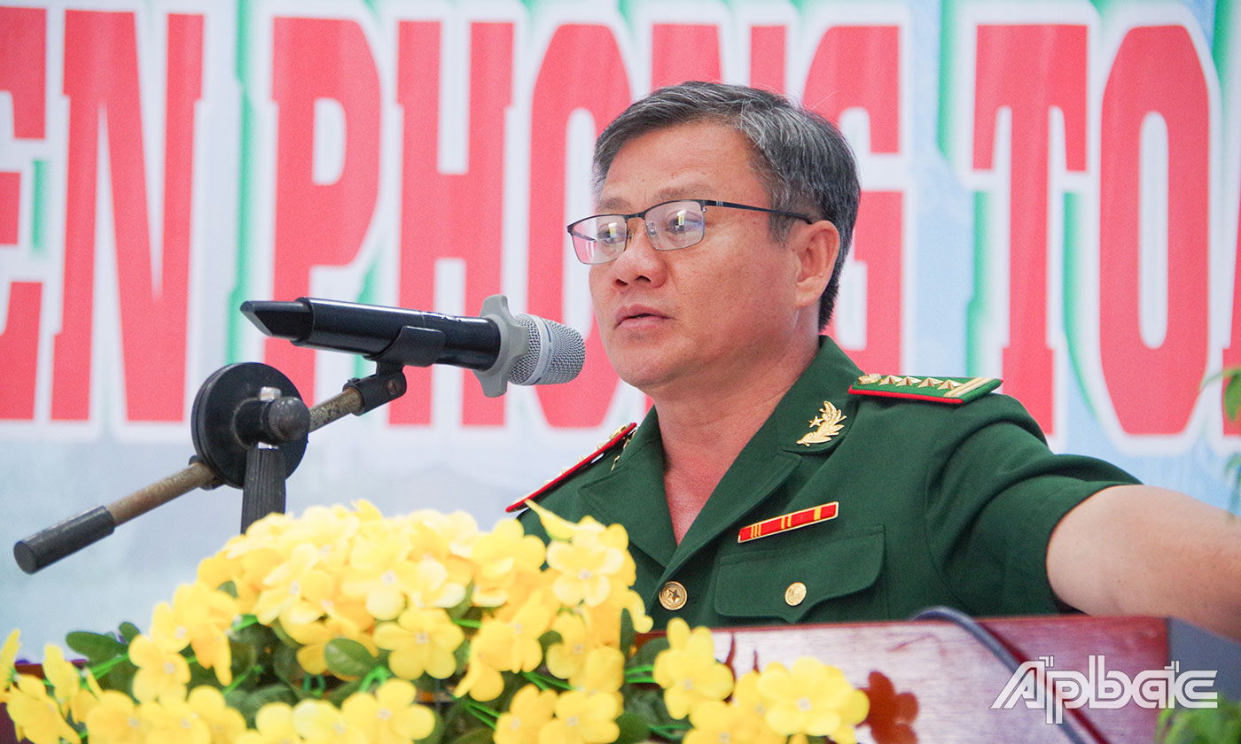 Đại tá Bùi Văn Vũ, Chính ủy BĐBP Tiền Giang phát biểu tại Ngày Hội Biên phòng toàn dân xã Phú Đông.