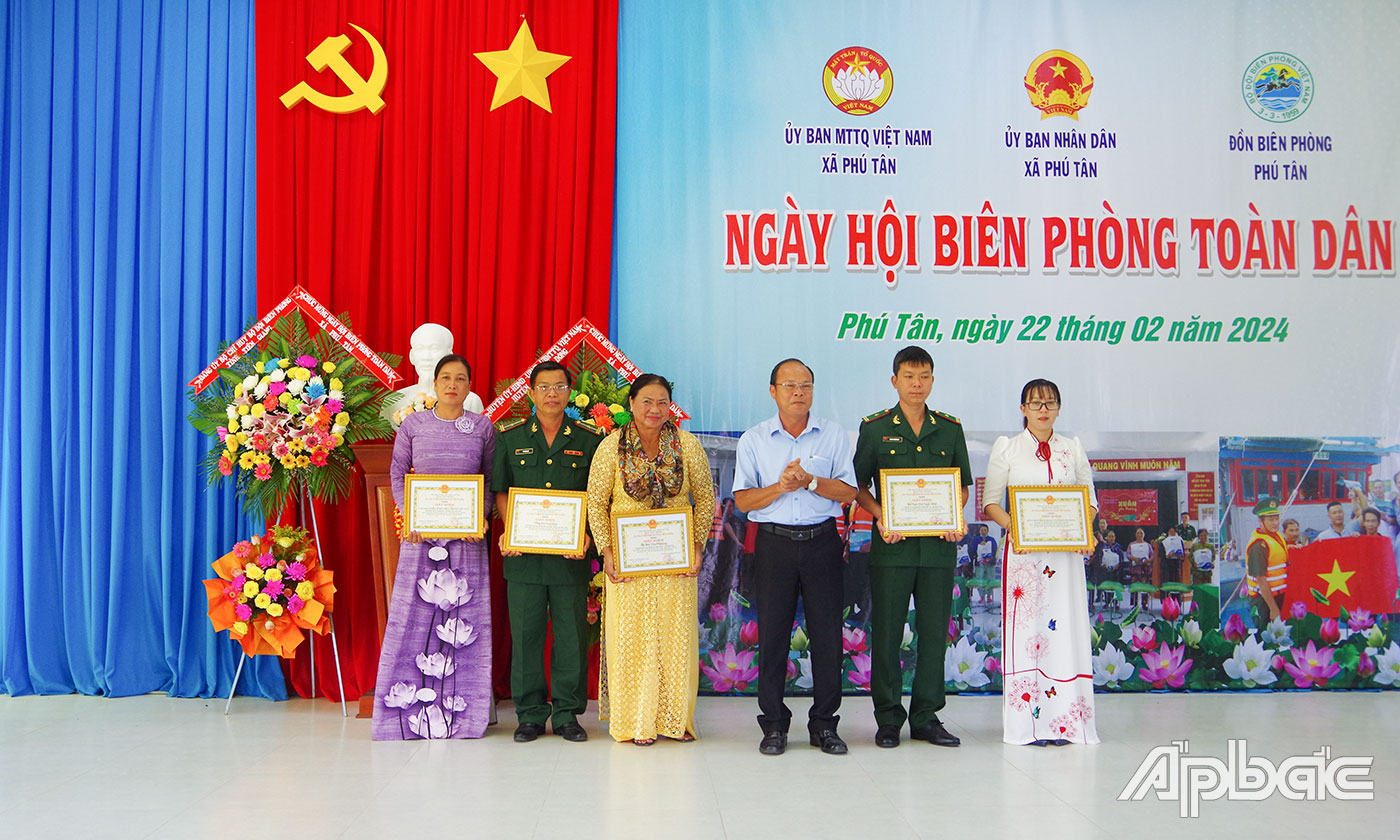 Đồng chí Lê Thanh Đằng, Phó Chủ tịch UBND huyện Tân Phú Đông tặng Giấy khen cho các tập thể và cá nhân có thành tích xuất sắc trong thực hiện Ngày Biên phòng toàn dân. 