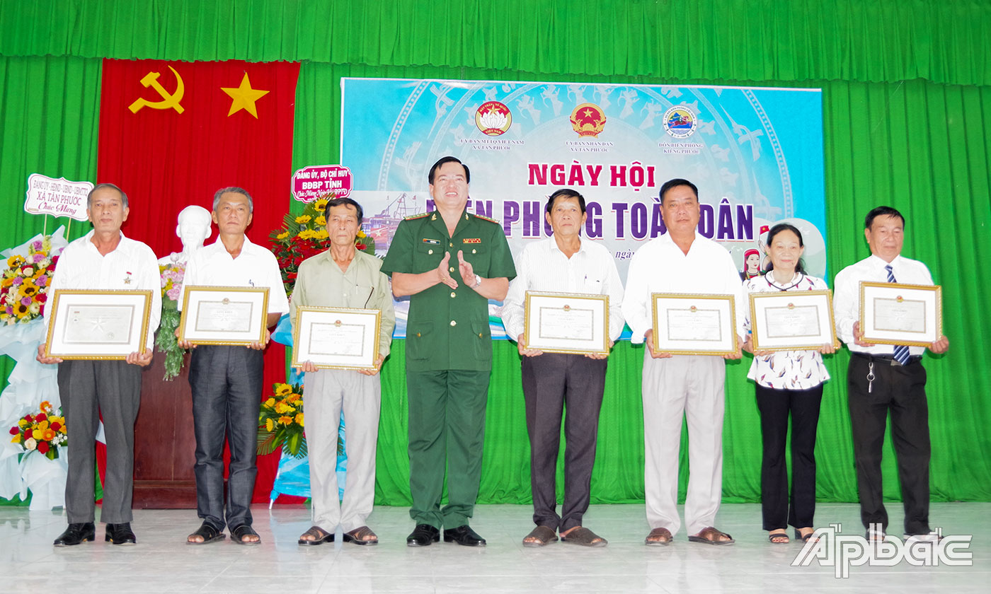 Đại tá Trần Văn Le, Chỉ huy trưởng Bộ đội Biên phòng Tiền Giang trao tặng Kỷ niệm chương và Giấy khen cho các tập thể, cá nhân có thành tích xuất sắc trong 35 năm thực hiện Ngày Biên phòng toàn dân.