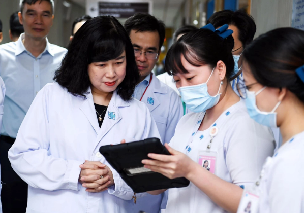 Bộ trưởng Bộ Y tế Đào Hồng Lan trao đổi với các cán bộ của Bệnh viện Đại học Y Dược TP Hồ Chí Minh.