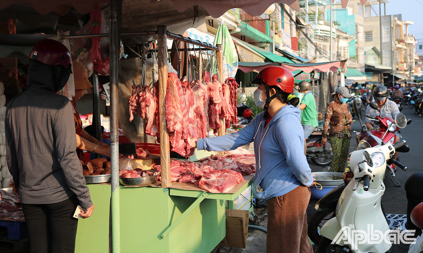 Khách hàng mua thịt heo tại chợ phường 1, TP. Mỹ Tho