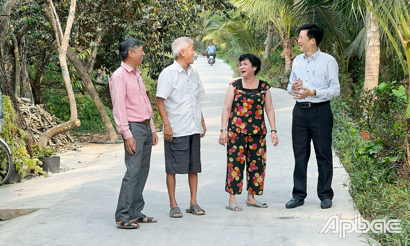 Lãnh đạo UBND xã Long Hưng trao đổi với người dân trên địa bàn về xây dựng đường giao thông nông thôn.