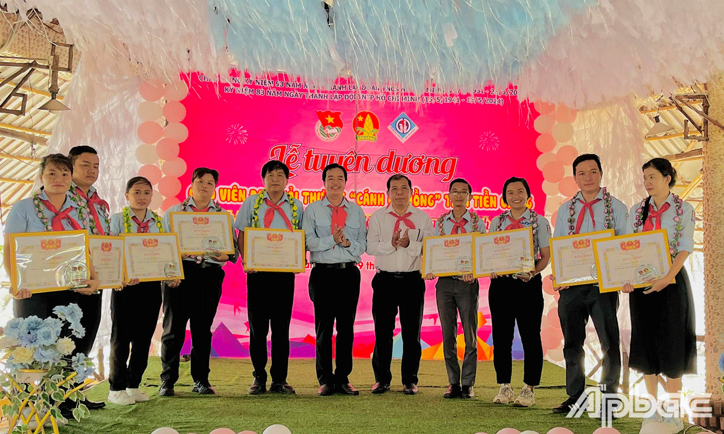 Tỉnh Đoàn trao Giải thưởng Cánh én hồng tỉnh Tiền Giang năm 2024 cho 18 giáo viên trẻ tiêu biểu. 