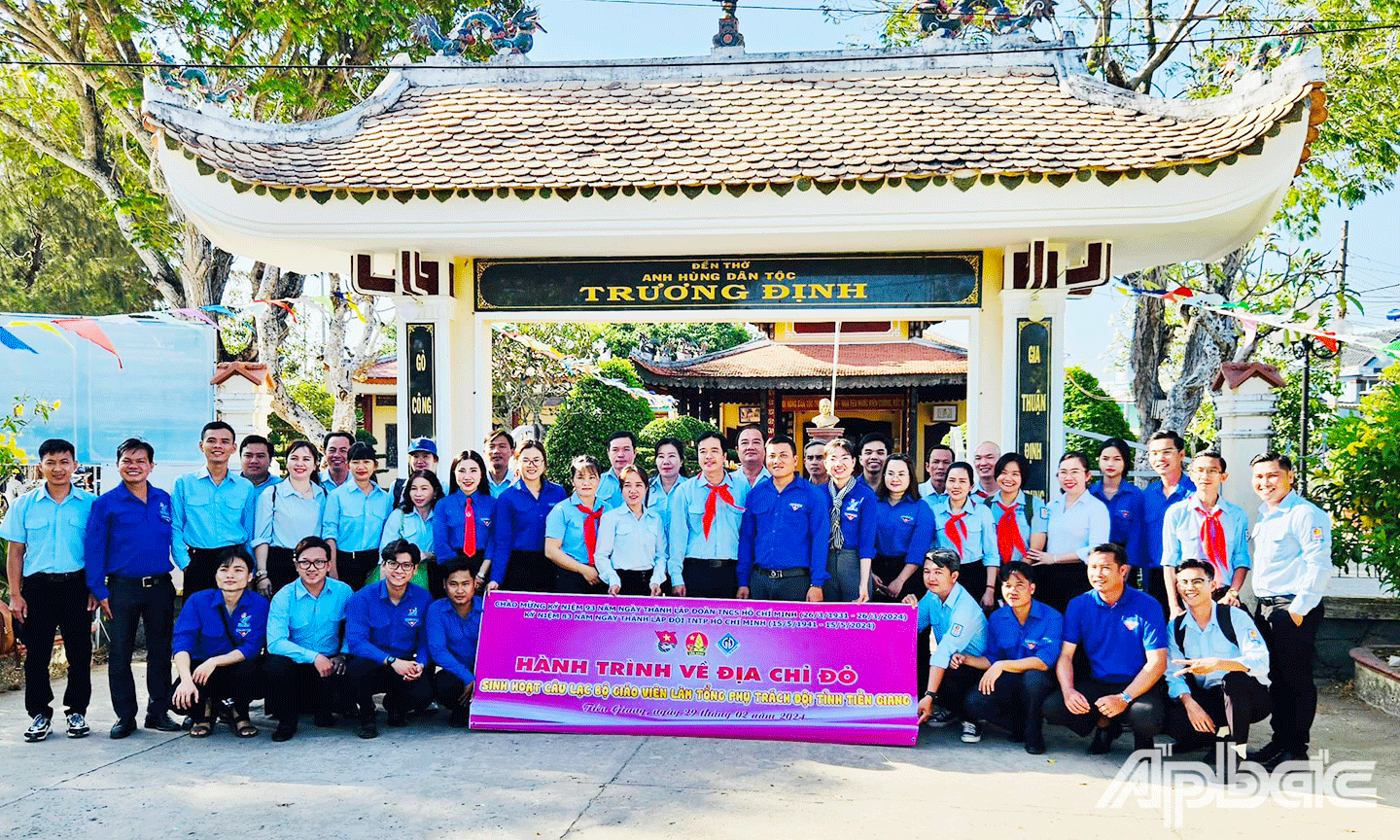 Chương trình hành trình giáo dục truyền thống về địa chỉ đỏ tại khu tưởng niệm anh hùng dân tộc Trương Định (xã Gia Thuận, huyện Gò Công Đông).  