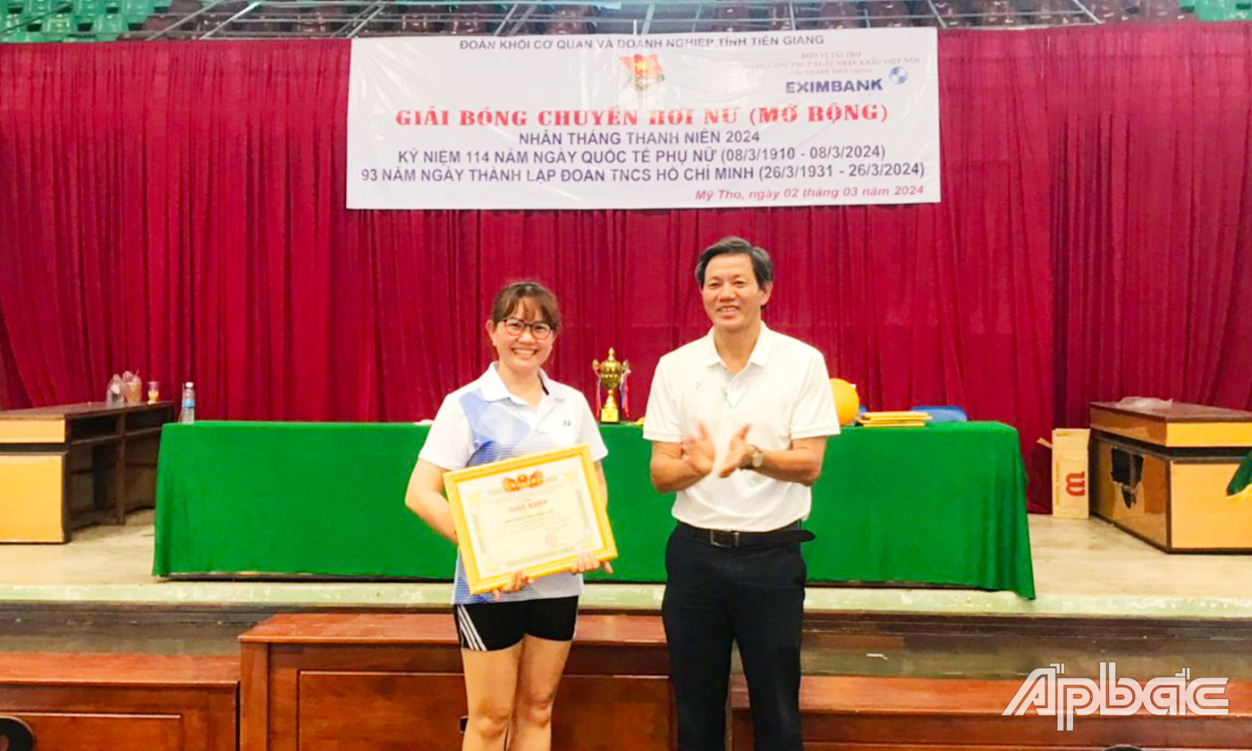 Ban Tổ chức trao Giải Vận động viên xuất sắc nhất cho vận động viên Dương Thuý Kiều, đơn vị Đài Phát thanh Truyền hình Tiền Giang.