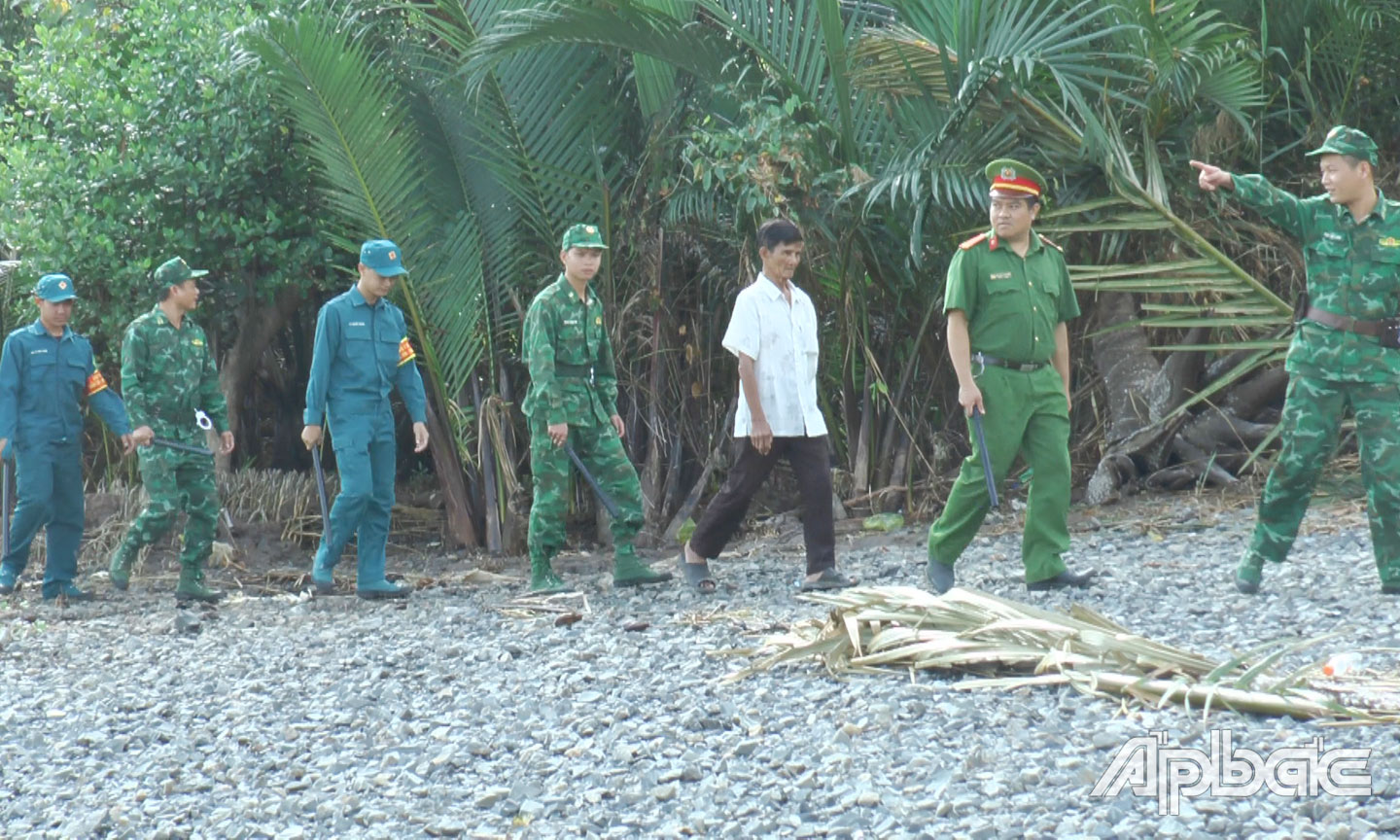  Cán bộ, chiến sĩ Đồn Biên phòng Phú Tân phối hợp với các lực lượng xã Phú Tân tuần tra kiểm soát khu vực ven biển.