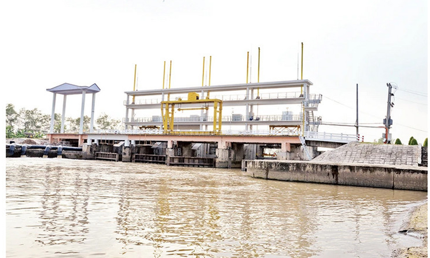 Cống Xuân Hòa, xã Xuân Đông, huyện Chợ Gạo (Tiền Giang) vận hành lấy nước ngọt cho vùng ngọt hóa Gò Công. 