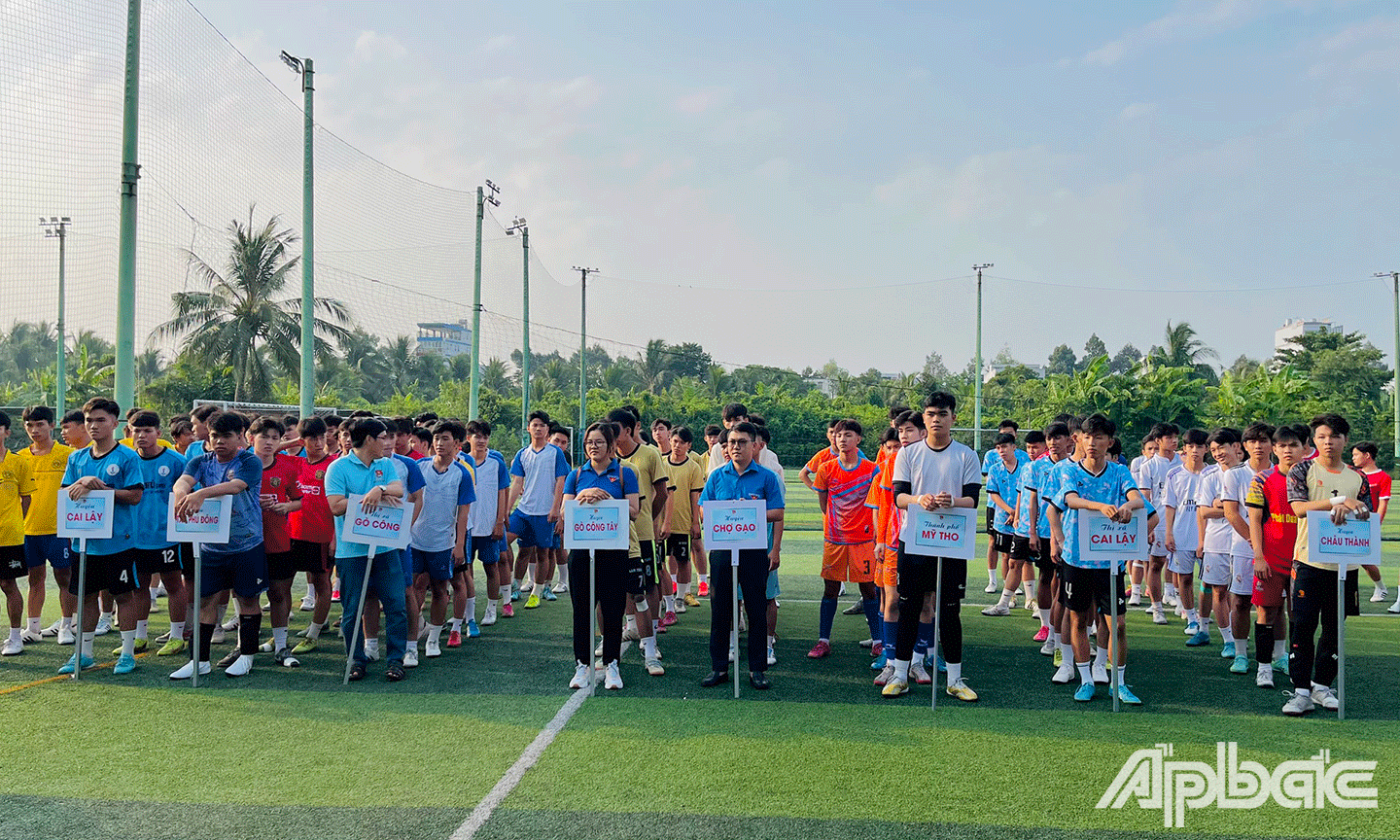 Các vận động viên tham gia Giải bóng đá Mini nam” khối học sinh THPT