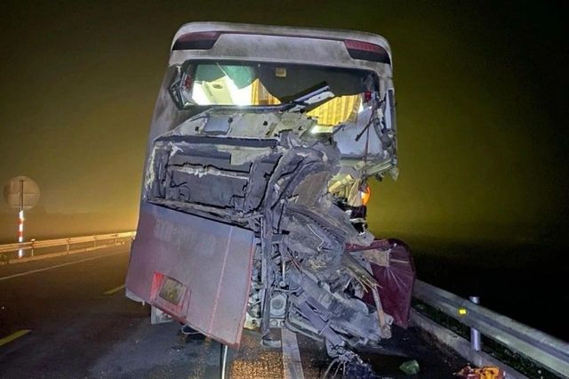 Vụ tai nạn giao thông đặc biệt nghiêm trọng trên tuyến cao tốc Cam Lộ - La Sơn thuộc địa phận xã Phong Sơn, huyện Phong Điền, tỉnh Thừa Thiên Huế làm 2 người chết.
