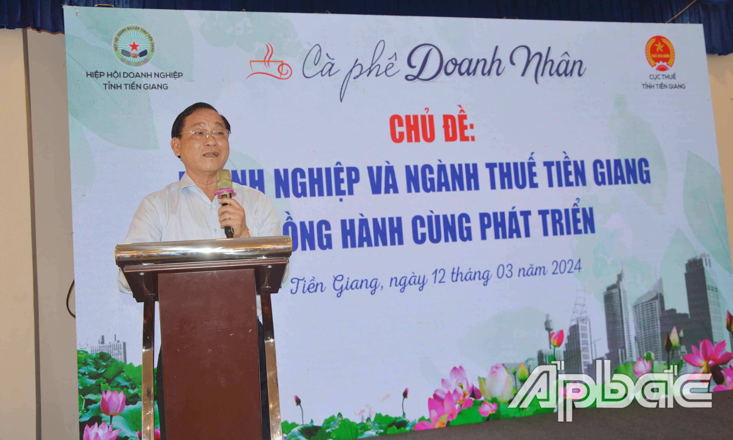 Đồng chí Nguyễn Văn Vĩnh phát biểu tại buổi Cà phê Doanh nhân.