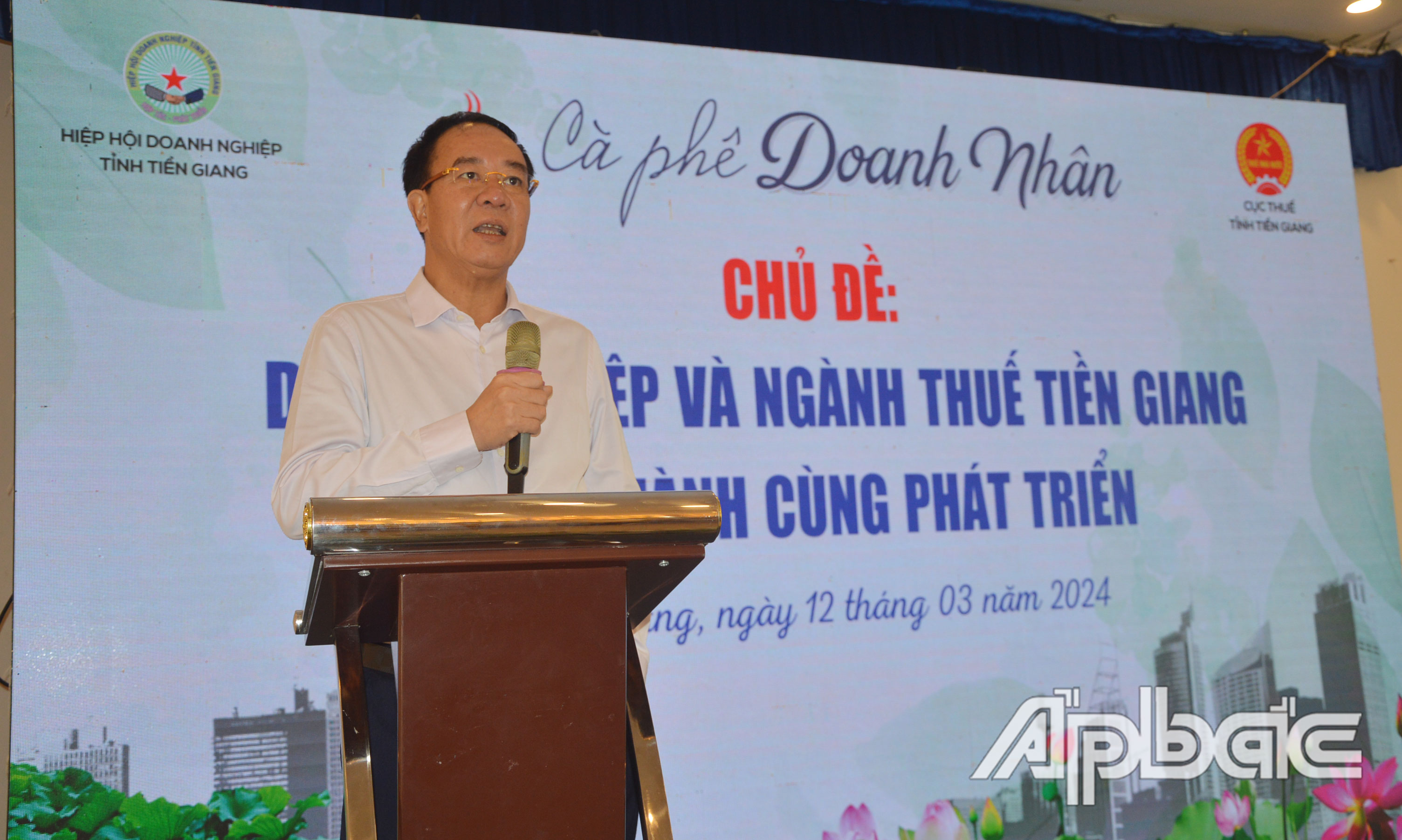 Cục trưởng Cục Thuế tỉnh Nguyễn Năng Hoàn phát biểu tại buổi Cà phê Doanh nhân.