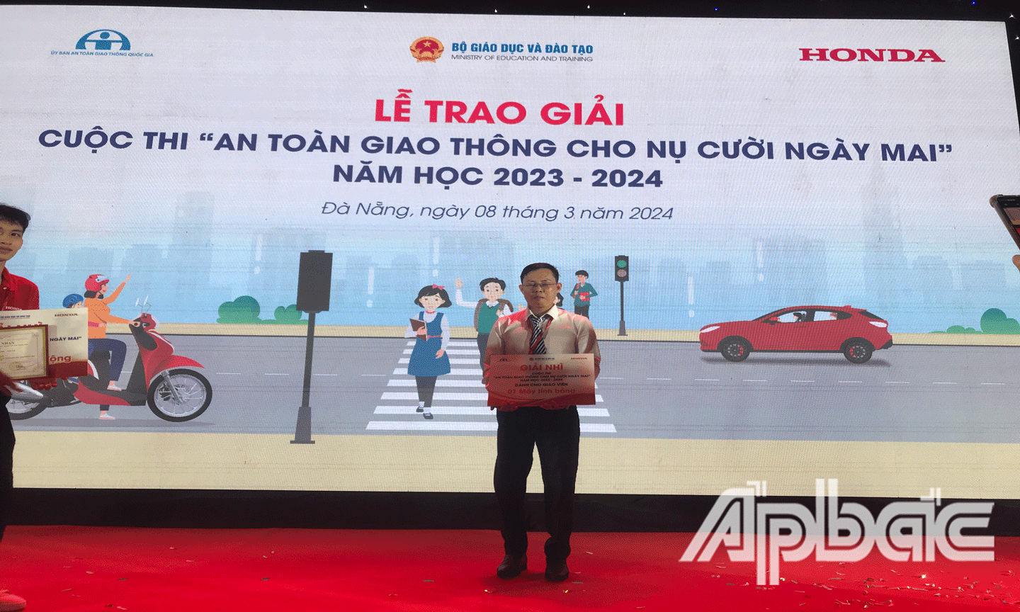 Thầy Bùi Thanh Hiền nhận giải tại cuộc thi. 
