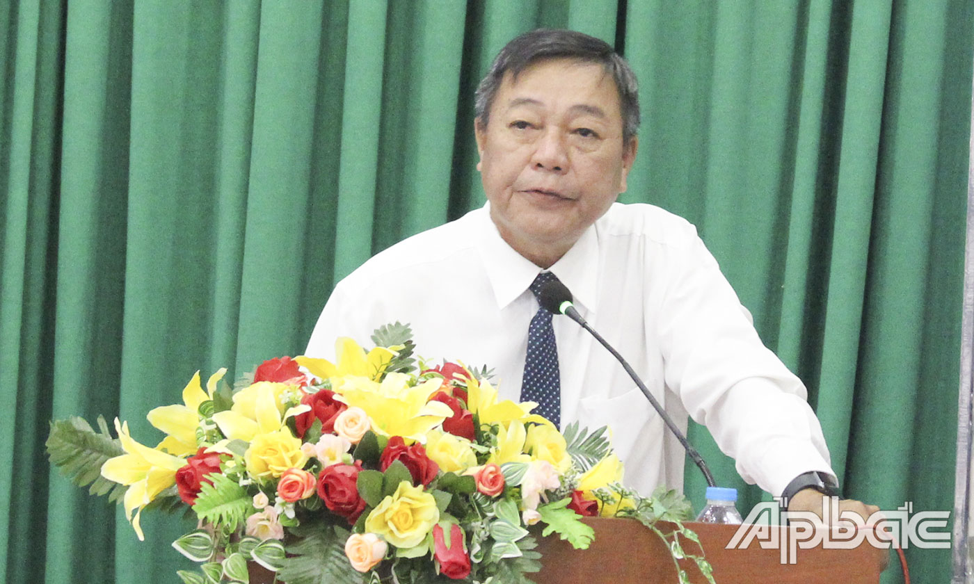 Phó Hiệu trưởng nhà trường Nguyễn Văn Thu phát biểu tại Đại hội.
