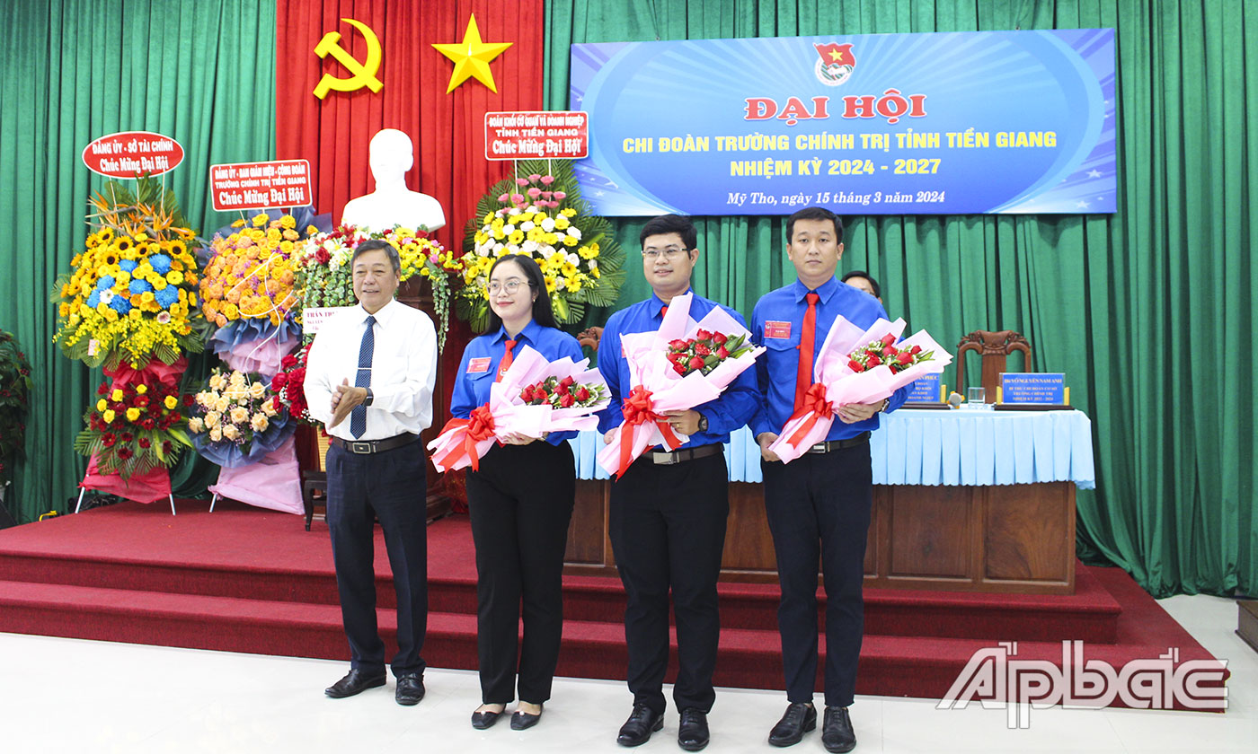 Các đồng chí trong Ban Chấp hành CĐCS Trường Chính trị tỉnh Tiền Giang nhiệm kỳ 2024 - 2027  ra mắt. 