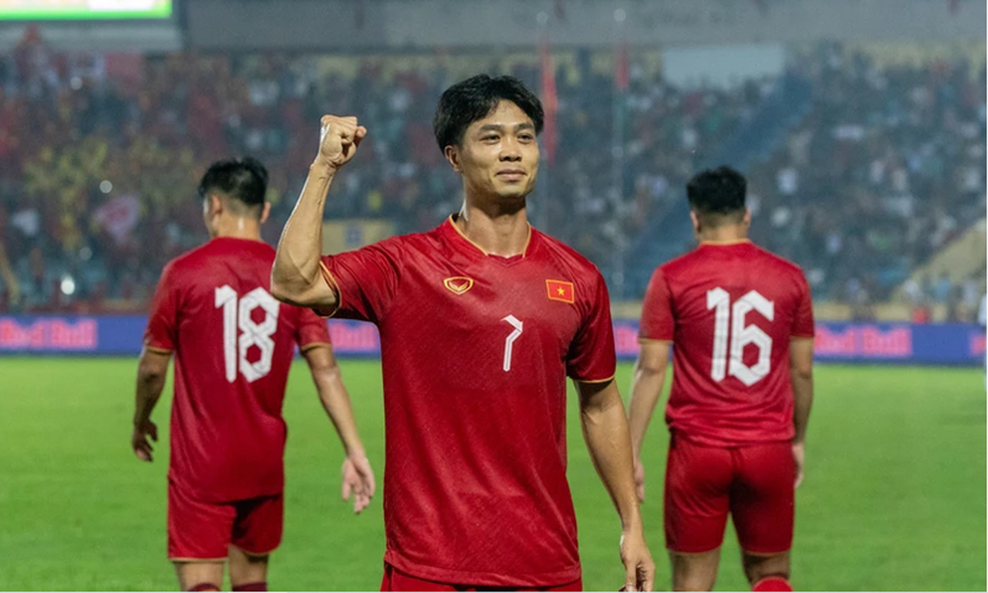  The national men’s football team will welcome the return of a number of familiar players, notably, strikers Nguyen Tien Linh and Nguyen Cong Phuong (middle) (Photo: VNA)