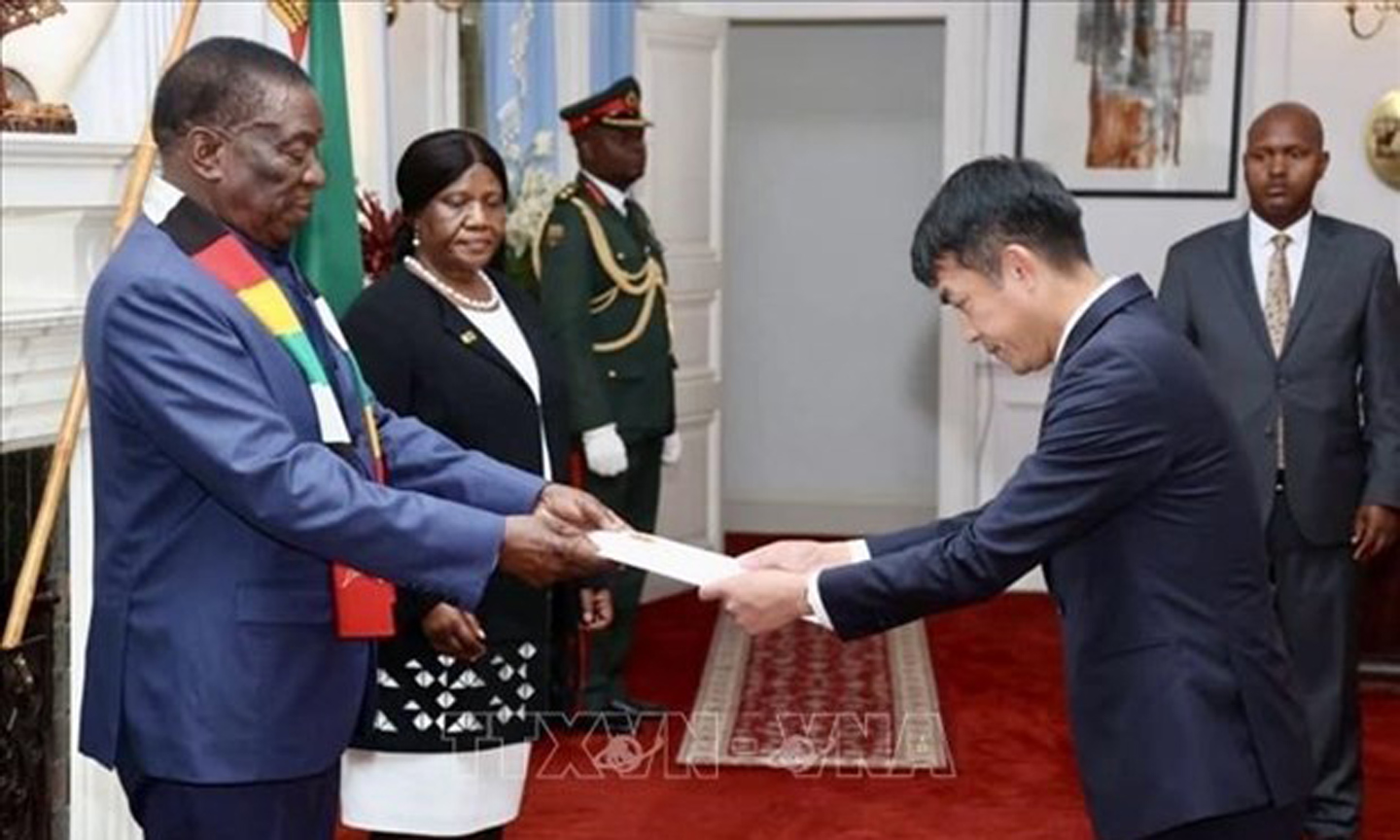 ABO/NDO- Vietnamese Ambassador to South Africa and Zimbabwe Hoang Sy Cuong presented his credential letter to Zimbabwean President Emmerson Mnangagwa on March 13.