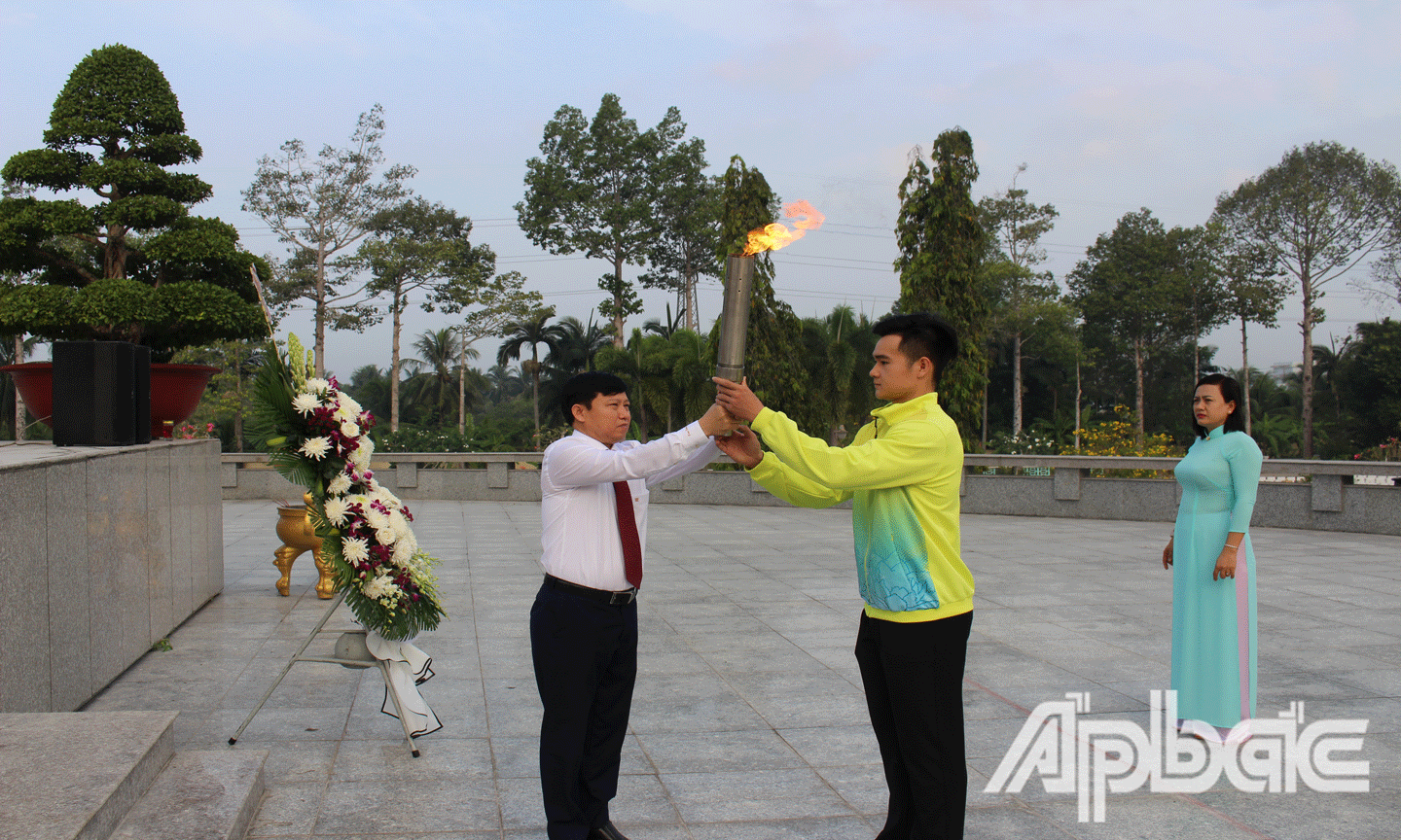 Ngọn đuốc truyền thống được lấy từ Nghĩa trang liệt sĩ tỉnh Tiền Giang. 