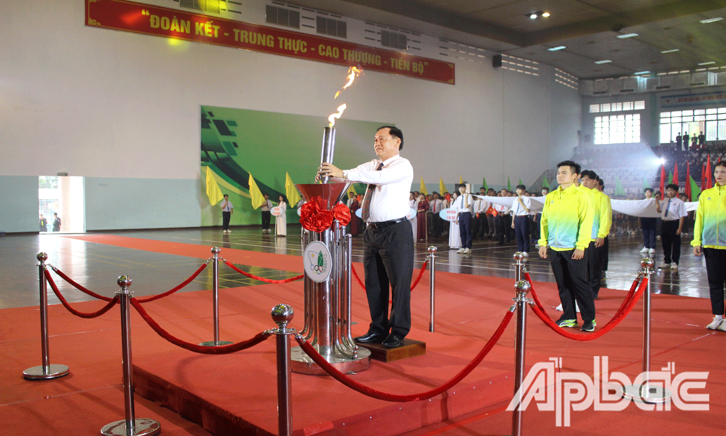 Ngọn đuốc truyền thống được Phó Bí thư Tỉnh ủy, Chủ tịch UBND tỉnh Nguyễn Văn Vĩnh thắp tại lễ khai mạc. 