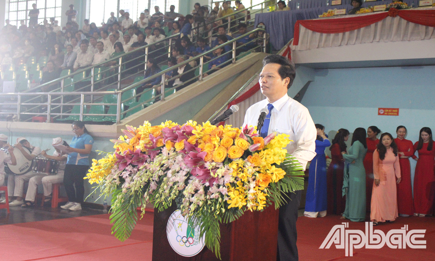 Phó Chủ tịch UBND tỉnh phát biểu tại lễ khai mạc. 