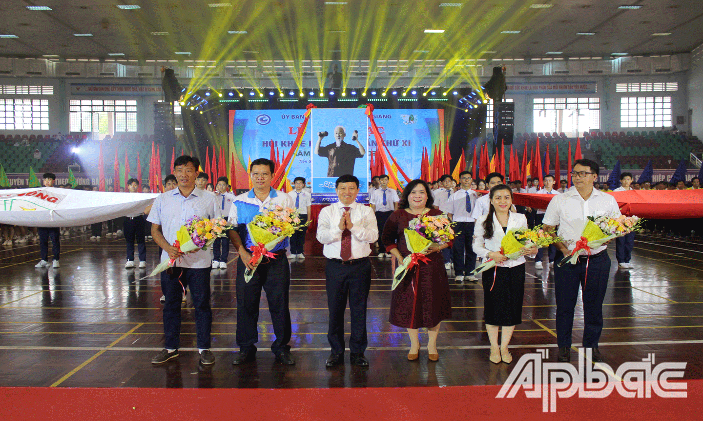Giám đốc Sở GD-ĐT Lê Quang Trí tặng hoa cho các nhà tài trợ HKPĐ cấp tỉnh lần thứ 11 năm học 2023 - 2024. 