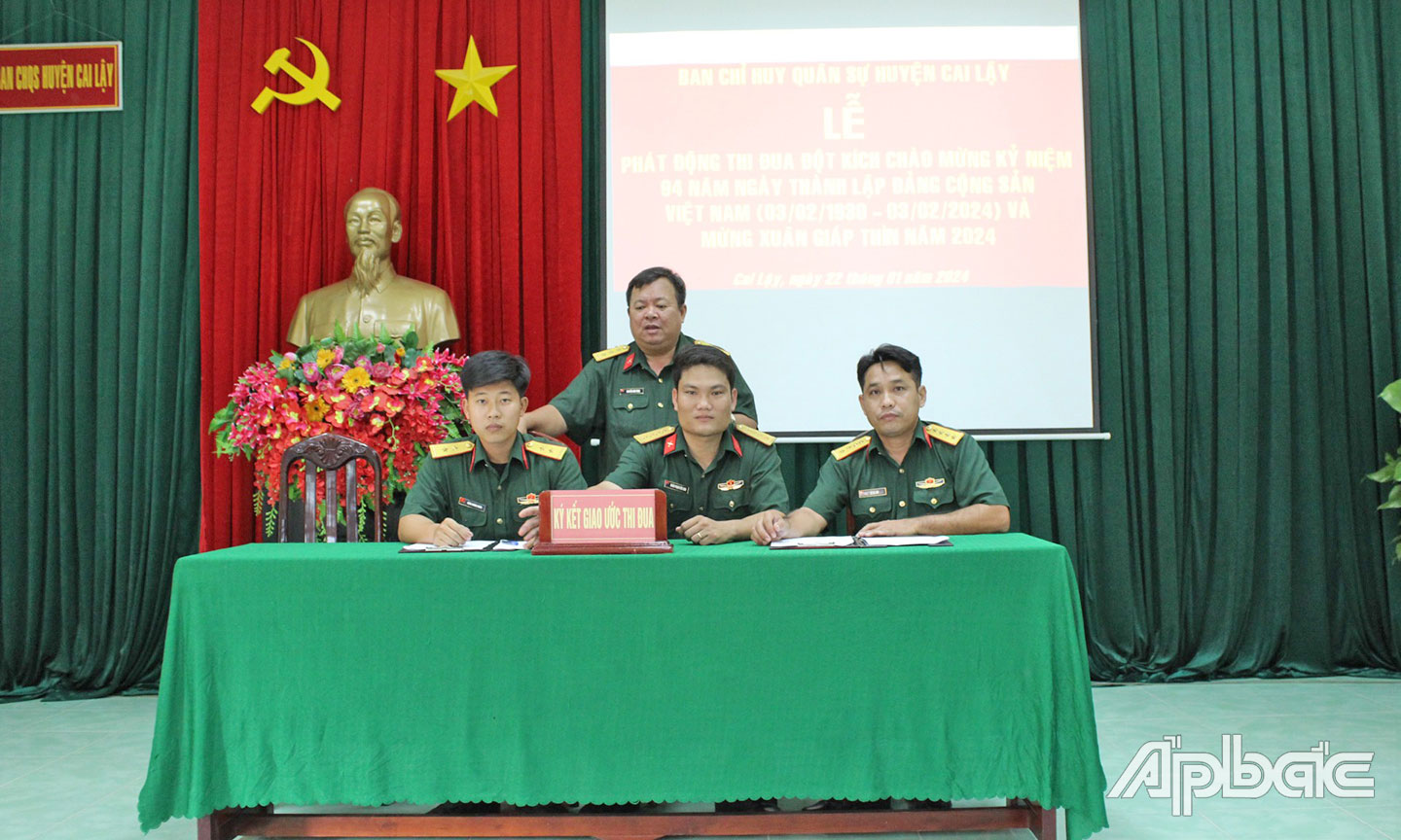 Thượng tá Nguyễn Văn Tùng, Chính trị viên Ban CHQS huyện Cai Lậy  chứng kiến ký giao ước thi đua giữa các đơn vị.
