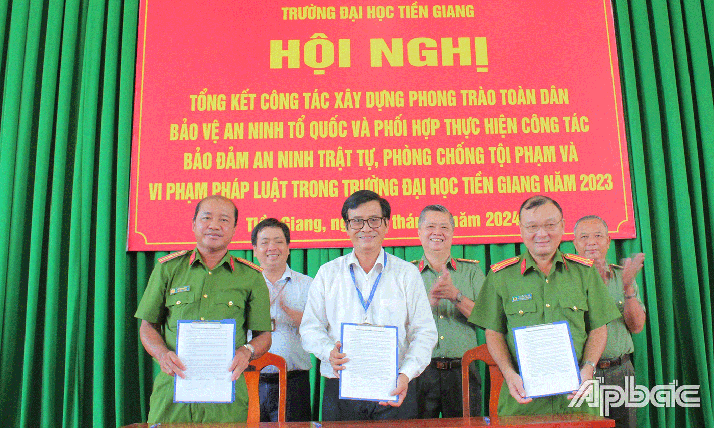 Đại diện BGH Trường ĐH Tiền Giang, công an phường 5 và công an xã Thân Cửu Nghĩa ký kết kế hoạch phối hợp. 