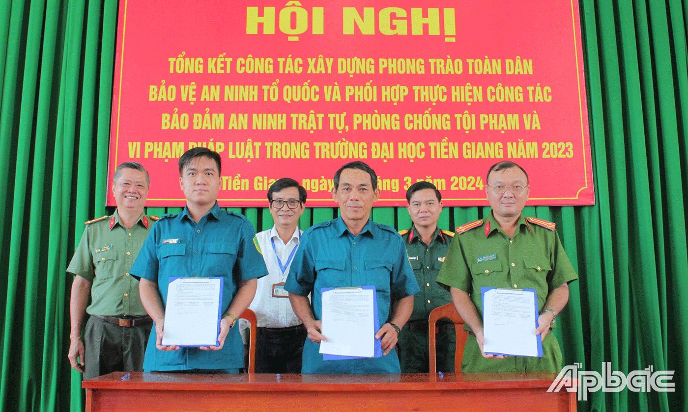 Đại diện Ban chỉ huy quân sự Trường ĐH Tiền Giang và Ban chỉ huy quân sự phường 5, công an phường 5 ký kết kế hoạch phối hợp