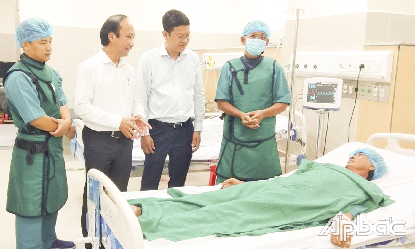 BS CK2 Võ Giáp Hùng, Phó Giám đốc Bệnh viên đa khoa Tiền Giang cùng ê kíp thực hiện kỹ thuật TACE thăm hỏi bệnh nhân vừa được nút mạch hóa chất động mạch gan