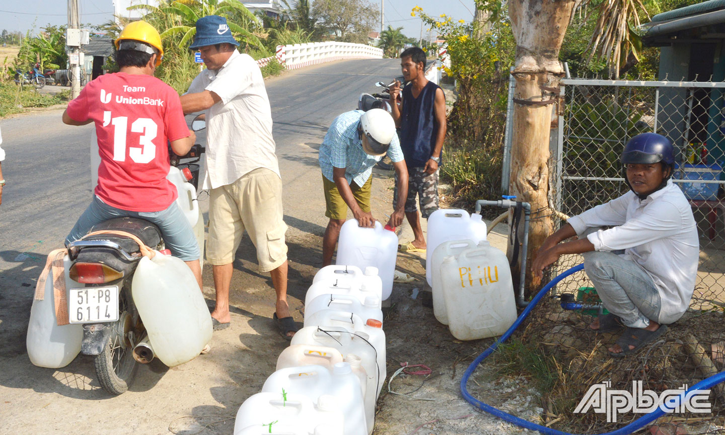 Người dân tại ấp 3, xã Gia Thuận, huyện Gò Công Đông chờ đến lượt  lấy nước. 