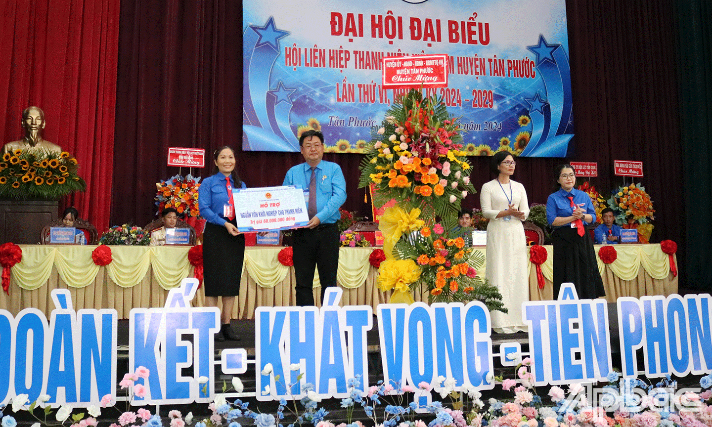 Ban thường vụ Huyện ủy-Hội đồng nhân dân-UBND huyện Tân Phước trao tặng tuổi trẻ Tân Phước công trình thanh niên 